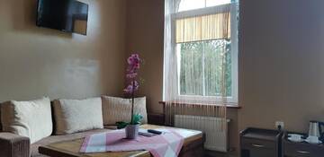 Фото номера Двухместный номер с 2 отдельными кроватями и собственной ванной комнатой Хостелы Pałac pod Bocianim Gniazdem г. Runowo 3